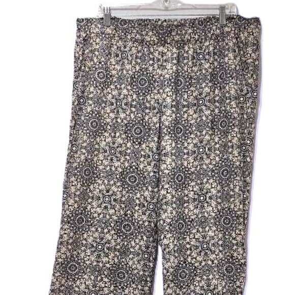 LIZ CLAIBORNE BEIGE BLACK WHITE MEDALLION SUMMER PULL UP CAPRIS  L  CRUISES - Picture 1 of 7